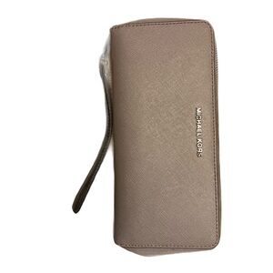 🌟🌟🌟Michael Kors Gray Jet Set Travel Continental Clutch